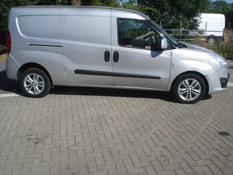 Opel Combo Cargo  1.6 CDTi 105pk L2H1  HEEFT WAT BESCHADIGING